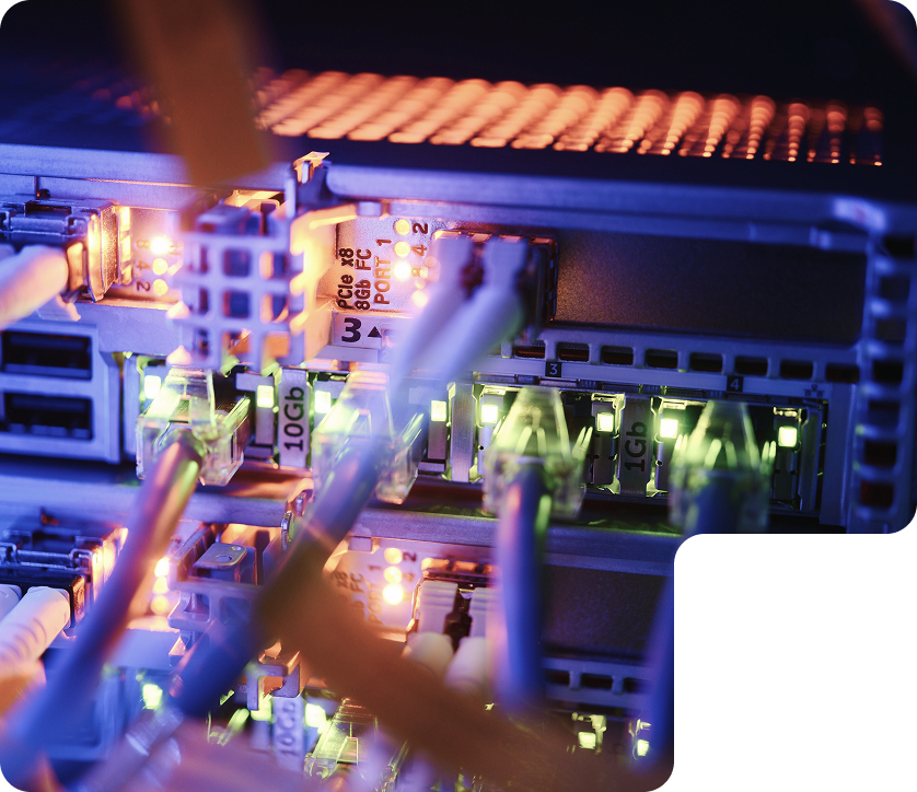 Commutateur réseau avec câbles Ethernet et voyants lumineux