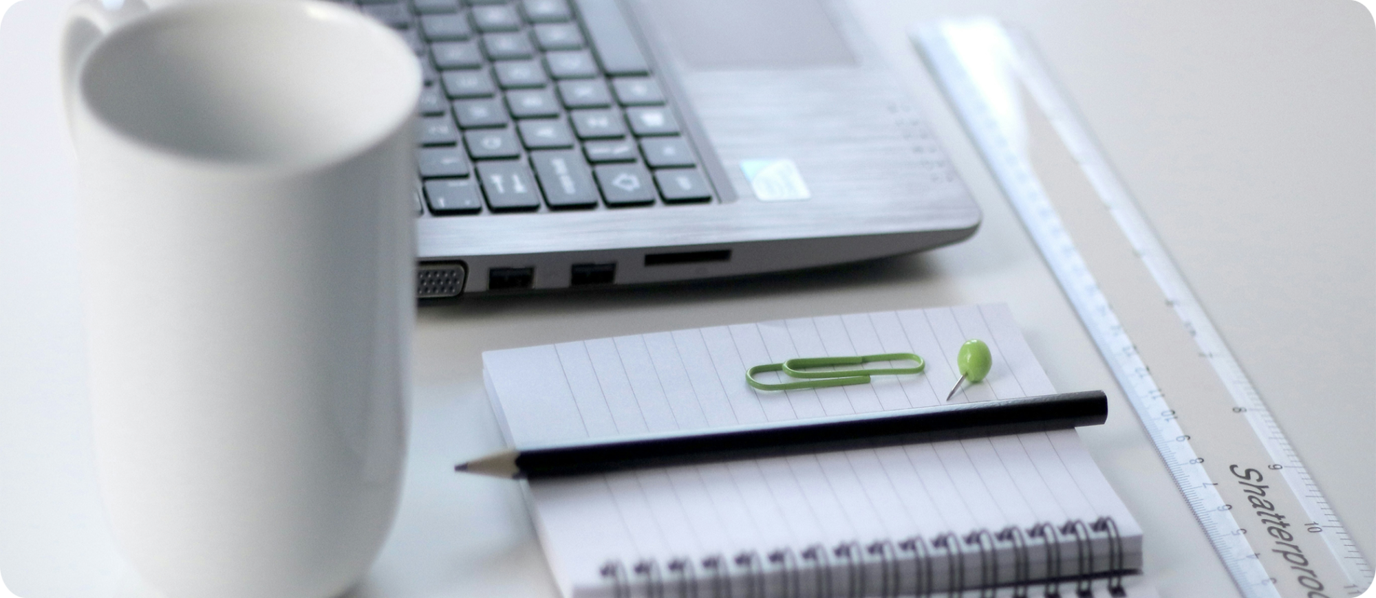 Bureau avec ordinateur portable, carnet et stylo