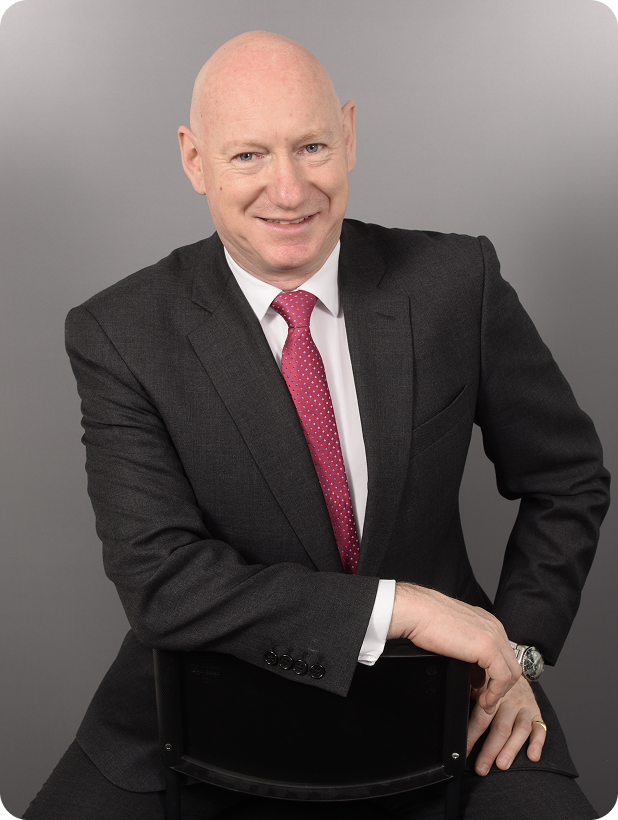 Portrait d’un homme mûr en costume et cravate