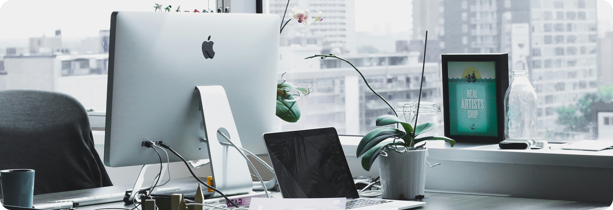 Bureau moderne avec iMac et plantes