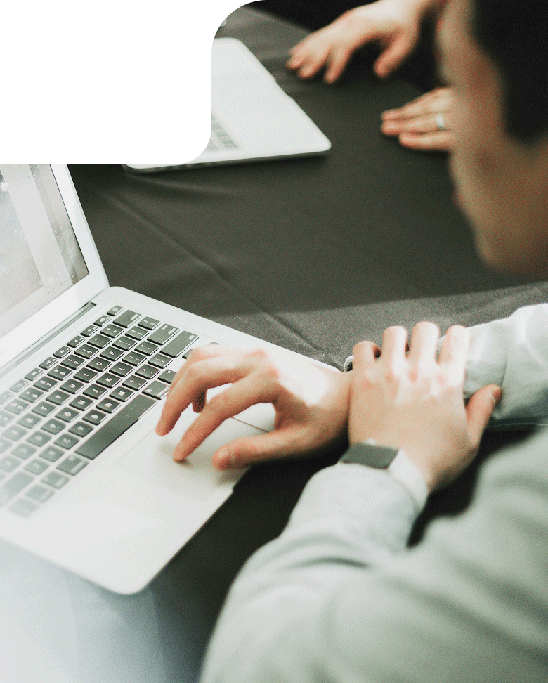 Mains utilisant un ordinateur portable pour communiquer